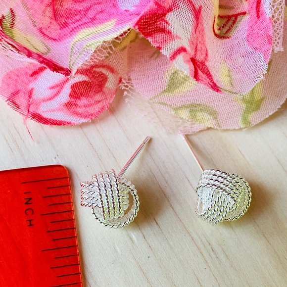 🌟 Silver Stud Earrings - Picture 5 of 7